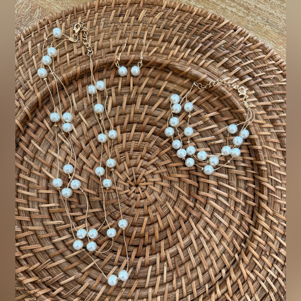 NWT White and Gold Pearl Necklace, Bracelet, Earrings set - Picture 5 of 5